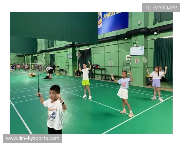 羽毛球训练营设立学员成长与康复双档案管理制度，羽毛球培训计划安排